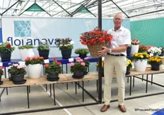 Also Floranova presented her varieties at the location of Syngenta Flowers. In the picture Gerard Werink with Bossa Nova Night Fever, a begonia with dark, almost black, foliage and bright colored red flowers. 